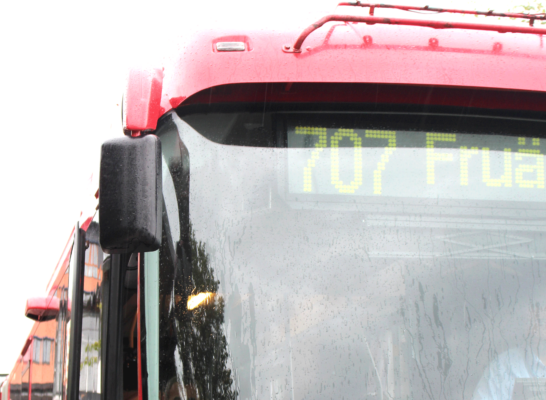 Röd SL-buss fotograferad framifrån